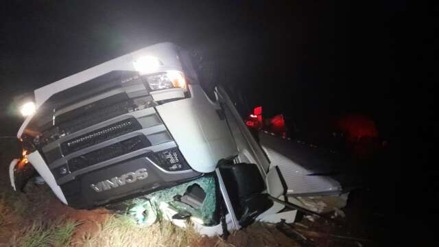 Motorista morre e mulher fica ferida ap&oacute;s caminh&atilde;o capotar na MS-240
