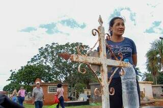 Dos vivos para os mortos: rituais e objetos expressam fé e saudade em túmulos Dos vivos para os mortos: rituais e objetos expressam fé e saudade em túmulos