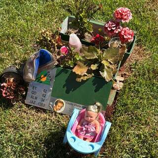 Dos vivos para os mortos: rituais e objetos expressam fé e saudade em túmulos Dos vivos para os mortos: rituais e objetos expressam fé e saudade em túmulos