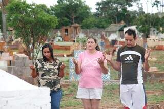 Fam&iacute;lias transformam cemit&eacute;rio em lugar de reencontros com quem est&aacute; vivo