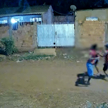 Homem esfaqueia duas mulheres na cabeça e no pescoço durante briga de vizinhos Homem esfaqueia duas mulheres na cabeça e no pescoço durante briga de vizinhos