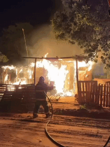 Chamas destroem barraco de madeira em poucos minutos durante a madrugada