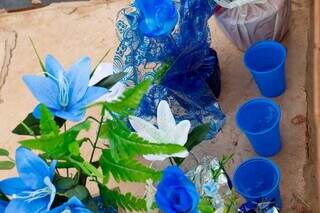 Dos vivos para os mortos: rituais e objetos expressam fé e saudade em túmulos Dos vivos para os mortos: rituais e objetos expressam fé e saudade em túmulos