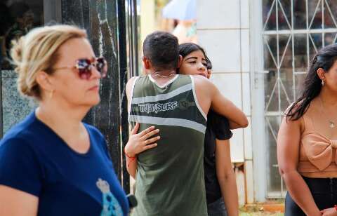 Fam&iacute;lias transformam cemit&eacute;rio em lugar de reencontros com quem est&aacute; vivo