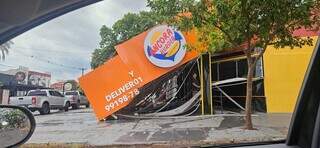 Rajadas de 55 km/h destroem fachada de lanchonete, postes, &aacute;rvores e muro