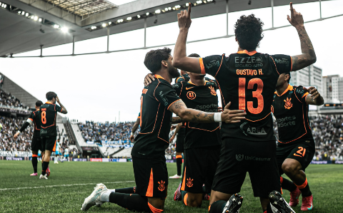 Corinthians vence o Gr&ecirc;mio e se aproxima do G7 no Brasileir&atilde;o