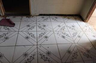 Homem invade casa e esfaqueia rapaz e padrasto durante confus&atilde;o