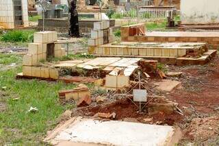 Dos vivos para os mortos: rituais e objetos expressam fé e saudade em túmulos Dos vivos para os mortos: rituais e objetos expressam fé e saudade em túmulos