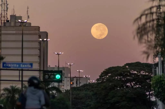 Segunda superlua do ano poder&aacute; ser vista na noite de quarta-feira