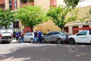 Motorista capota após atingir três carros estacionados em cruzamento Motorista capota após atingir três carros estacionados em cruzamento