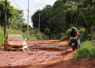 Carro ficou pelo caminho em rua encoberta por lama e &aacute;gua no Ch&aacute;cara dos Poderes