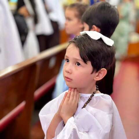 Em vez de bruxas e fantasmas, crian&ccedil;as surgem de santos em festa