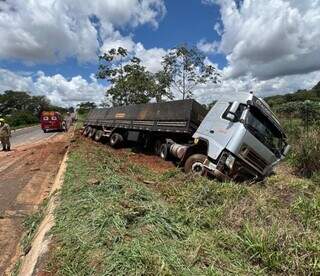 Motorista morre após bater em carreta e carro partir ao meio; 9ª vitima do dia Motorista morre após bater em carreta e carro partir ao meio; 9ª vitima do dia