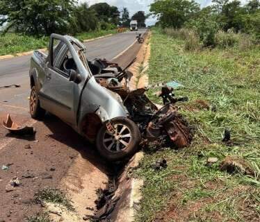 Motorista morre ap&oacute;s bater em carreta e carro partir ao meio