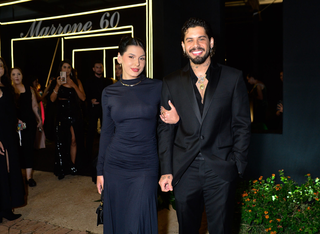 Ana Castela e Z&eacute; Felipe trocam beijos em anivers&aacute;rio de Marrone