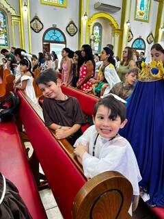 Em vez de bruxas e fantasmas, crianças surgem de santos em festa Em vez de bruxas e fantasmas, crianças surgem de santos em festa