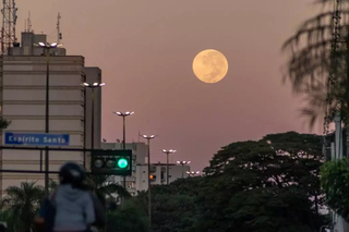 Segunda superlua do ano poder&aacute; ser vista na noite de quarta-feira