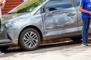 Motorista capota após atingir três carros estacionados em cruzamento Motorista capota após atingir três carros estacionados em cruzamento