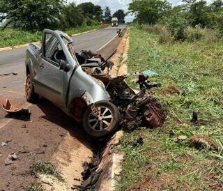Motorista morre após bater em carreta e carro partir ao meio; 9ª vitima do dia Motorista morre após bater em carreta e carro partir ao meio; 9ª vitima do dia
