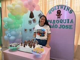 Em vez de bruxas e fantasmas, crianças surgem de santos em festa Em vez de bruxas e fantasmas, crianças surgem de santos em festa