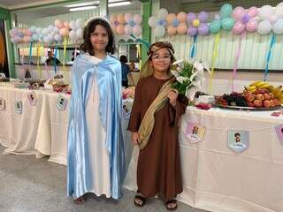 Em vez de bruxas e fantasmas, crianças surgem de santos em festa Em vez de bruxas e fantasmas, crianças surgem de santos em festa