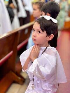 Em vez de bruxas e fantasmas, crianças surgem de santos em festa Em vez de bruxas e fantasmas, crianças surgem de santos em festa