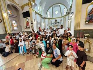 Em vez de bruxas e fantasmas, crianças surgem de santos em festa Em vez de bruxas e fantasmas, crianças surgem de santos em festa
