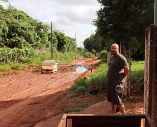 Carro ficou pelo caminho em rua encoberta por lama e &aacute;gua no Ch&aacute;cara dos Poderes