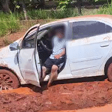 Carro ficou pelo caminho em rua encoberta por lama e &aacute;gua no Ch&aacute;cara dos Poderes