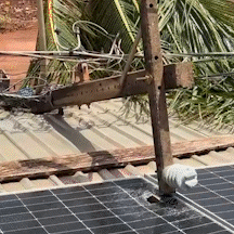 Ventania de 55,6 km/h derruba postes e causa preju&iacute;zo de R$ 10 mil em casa