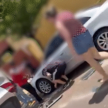 Motorista capota ap&oacute;s atingir tr&ecirc;s carros estacionados em cruzamento