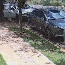 Motorista capota ap&oacute;s atingir tr&ecirc;s carros estacionados em cruzamento