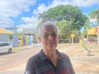 Avenida amanhece interditada ap&oacute;s temporal derrubar &aacute;rvore de grande porte