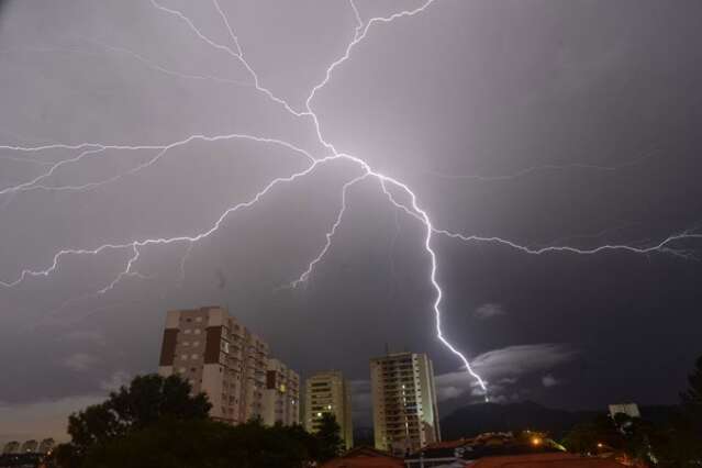 Dia com 1 milh&atilde;o de raios? Pesquisador diz que n&uacute;mero nem chegou perto