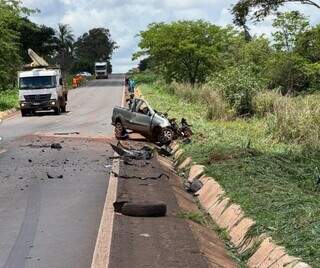 Motorista morre após bater em carreta e carro partir ao meio; 9ª vitima do dia Motorista morre após bater em carreta e carro partir ao meio; 9ª vitima do dia