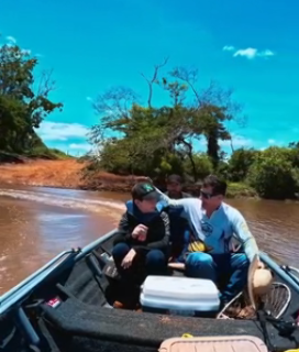 Deputado sai para pescar e encontra sucuri gigante