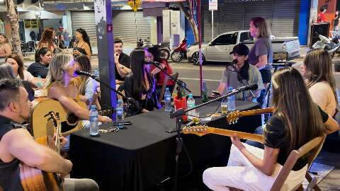 Sertanejo feminino toma conta da 14 de Julho em plena segunda-feira