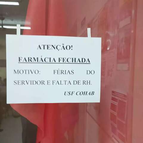 &ldquo;F&eacute;rias do servidor e falta de RH&rdquo;, avisa cartaz em posto com farm&aacute;cia fechada