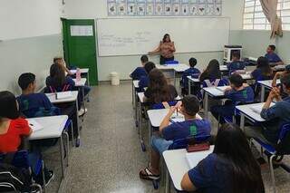 Deputados aprovam PEC que permite professores acumularem outros cargos públicos Deputados aprovam PEC que permite professores acumularem outros cargos públicos