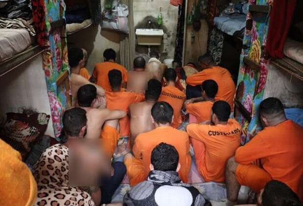 Celas para 4 abrigam at&eacute; 22 presos, que convivem com baratas e escorpi&otilde;es