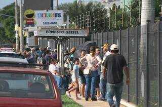 Para garantir o Natal, teve quem dormisse na rua à espera do Feirão do Cincão Para garantir o Natal, teve quem dormisse na rua à espera do Feirão do Cincão