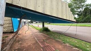 Com ventania, piscina fica suspensa em grade na avenida Guaicurus