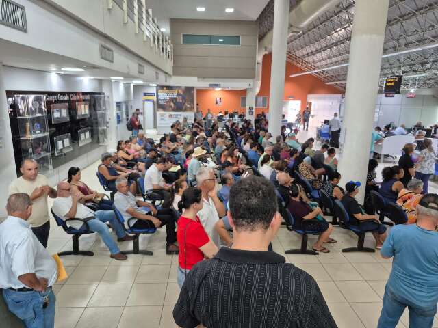 Primeiro dia do Refis tem longas filas e contribuintes reclamam de lentid&atilde;o