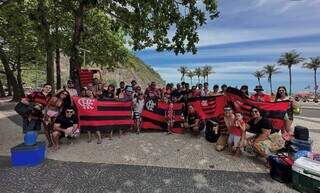 Flamenguista e palmeirense no mesmo 'busão' até Lima é loucura? Flamenguista e palmeirense no mesmo 'busão' até Lima é loucura?