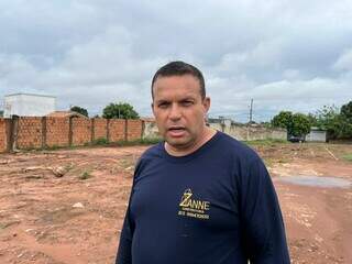 Máquina da prefeitura escava terreno e abre caminho para chuva destruir muros Máquina da prefeitura escava terreno e abre caminho para chuva destruir muros