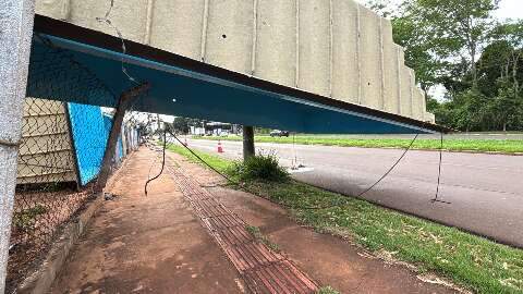 Por causa de temporal, piscina fica suspensa em grade na avenida Guaicurus