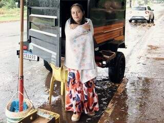 Nem chuva deu trégua para quem precisa vender morango: “A gente não pode parar” Nem chuva deu trégua para quem precisa vender morango: “A gente não pode parar”