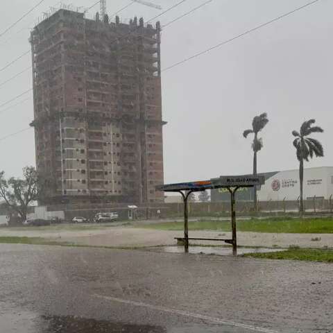 Chuva alaga parte da Av. Ministro Jo&atilde;o Arinos e derruba port&atilde;o