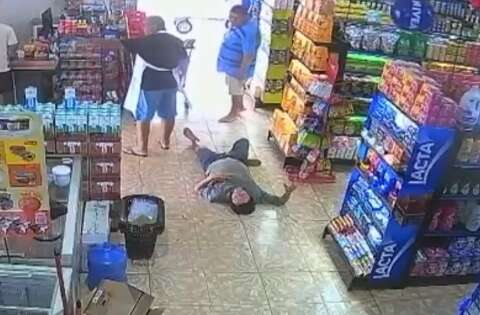 V&iacute;deo mostra homem sendo esfaqueado dentro de mercado ap&oacute;s briga entre vizinhos