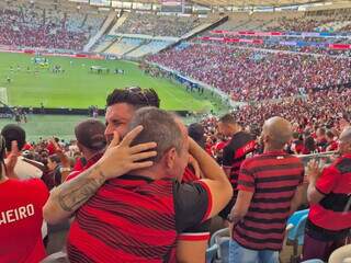 Flamenguista e palmeirense no mesmo 'busão' até Lima é loucura? Flamenguista e palmeirense no mesmo 'busão' até Lima é loucura?